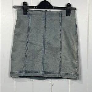 Free People Womens Jean Skirt 4 Light Wash Zip Back Stretch Waist Trendy Fun GUC